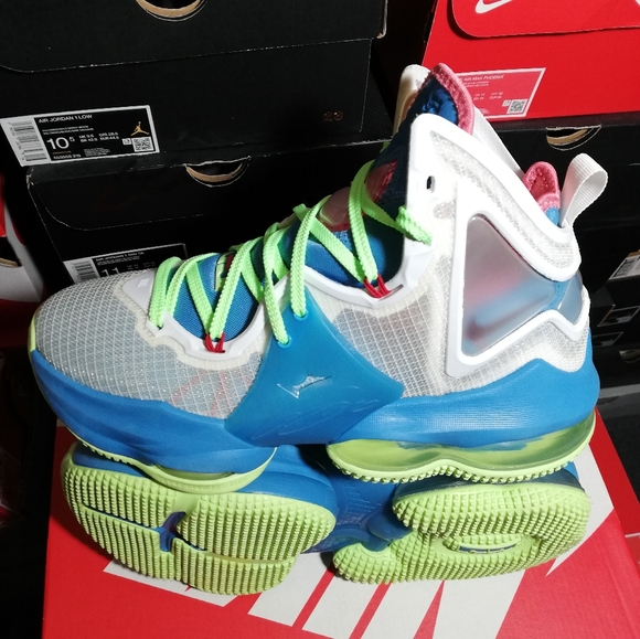 NIKE AIR LEBRON 19 WOMEN US SIZE 7.5 WORE 3 TIMES ONLY NO BOX DUE ITS DAMAGED - Picture 4 of 13